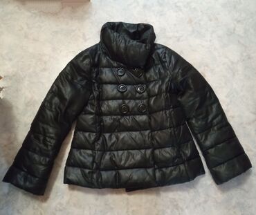зимняя куртка на девочку: Теплая, укороченная куртка на девочку 7-11 лет состояние хорошее