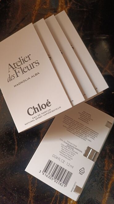 Ətriyyat: Atelier des Fleurs Magnolia Alba ətrinin sınaq nümunələri. Hər bir