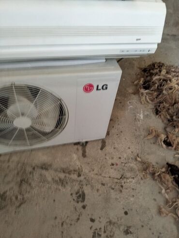 LG brendinə məxsus split kondisioner. Bu kondisioner həm daxili, həm