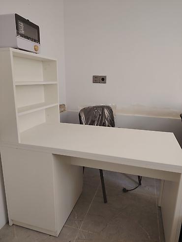 ofis ləvazimatı: Ağ rəngli L formalı iş masası və rəf modulu Təzədir. İsdifadə — 1