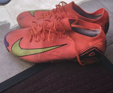 Botinkalar: Nike firmasının narıncı rəngli futbol butsları. Ayaqqabılar yüngül və