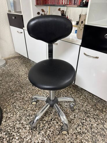 Stolice: Frizerska/stylerska stolica – okrugli dizajn, crna eko-koža, hrom — 10
