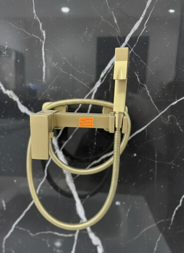 смеситель душевой: Практичный настенный гигиенический душ золотистого цвета с квадратным