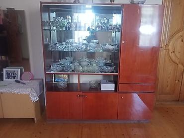 dekor ref: Mebel vitrin-dolab - Material: ağac karkas, parlaq qəhvəyi rəngli — 3