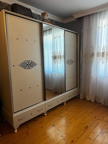 yataq mebeli gəncə: İşlənmiş, 3 qapılı, Siyirməli, Bej, Taxta, Kupe, Düz dolab — 1