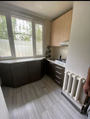 срочно продаётся 1 комнатная квартира в районе ошского рынка по улице молодая гвардия токтогула: 1 комната, 40 м², Индивидуалка, 1 этаж, Евроремонт