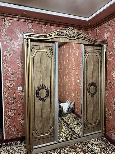 безкаркасный мебель: Шкаф-купе с зеркалом в классическом стиле - Конструкция: трехдверный — 1