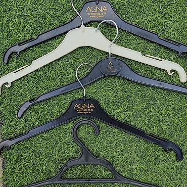 hanger: Продаю вешалки-плечики новые и б/у, разного вида .
Цены договорные — 3