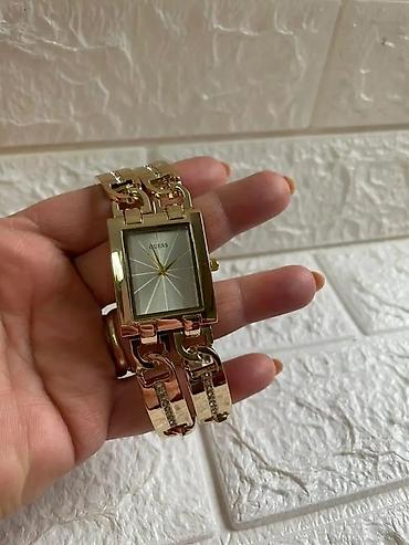 Ručni satovi: GUESS ženski ručni sat – pravougaono kućište i ukrasna narukvica sa — 20