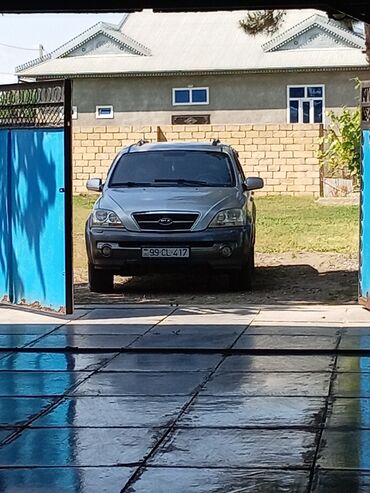 Чайники: Gümüşü rəngdə Kia Sorento yolsuzluq avtomobili, dam reylsləri və