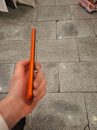 nokia asha 305: Redmi smartfon – narıncı rəngli korpus, arxa paneldə teksturalı səth — 5