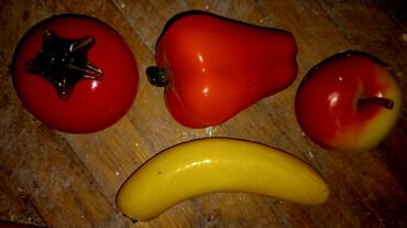 bez kuhinje od medijapana: Stakleno-gumene figure voća,iz devedesetih bez oštećenja.Sve četiri za
