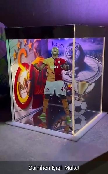 Darts: Şəffaf akril qutuda, daxili işıqlandırması olan futbolçu Osimehnin — 2