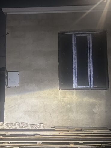 kiremit dam örtüyü: Beton divarlı bir evin fasadı. Fasadın üzərində ağ rəngli PVC