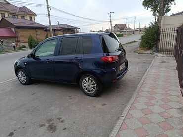 срочно в связи с переездом: Автомобиль Mazda демио пятидверный хэтчбек синего цвета.год 2004