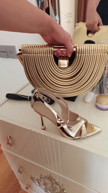 qadin kostyumlari: Qızılı rəngdə qadın dəstı: çanta və ayaqqabı - Çanta: metalik qızılı