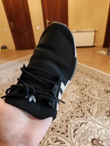 Krasofkalar və idman ayaqqabıları: Satilir original adidas firmasinin krossovkasi veziyyeti yaxsidi hec