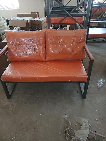 Metal konstruksiyalı iki nəfərlik divan. Qara rəngli metal çərçivə