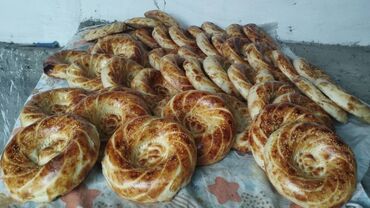 турецкая кухня: Традиционные узбекские лепешки, известные как нон, представлены с