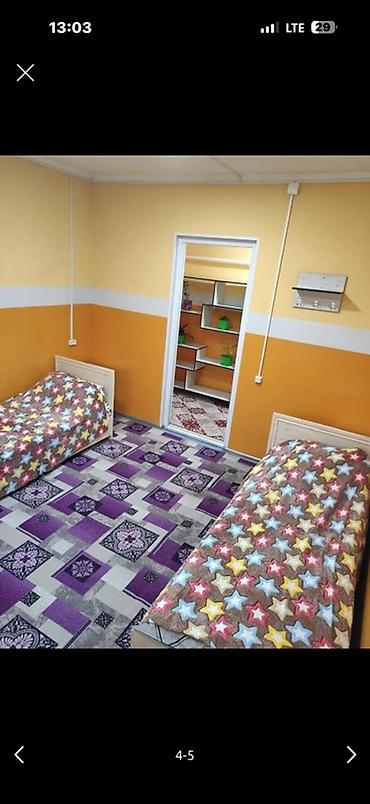 Хостел/гостиничные номера с раздельными односпальными кроватями. -