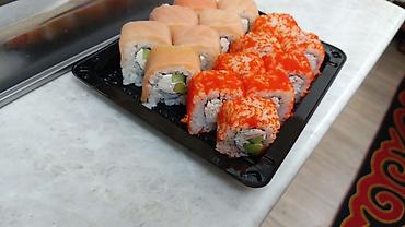 Готовые блюда, кулинария: Сеты роллов и суши - Классические и запечённые роллы: с лососем — 17