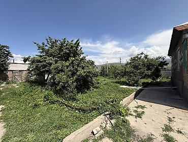 Продажа коттеджей и домов: 🏡 Продаётся дом в г. Каракол! 📍 Адрес: ул. Московская, угловой — 13