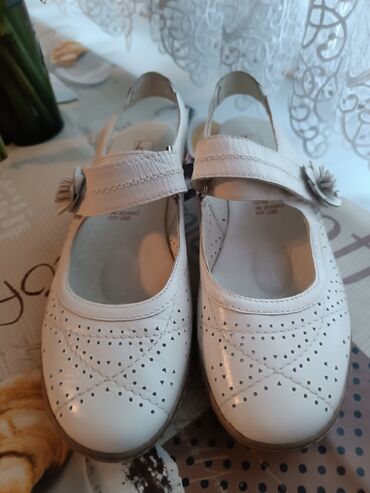 рабочая обувь: Босоножки новые. цвет белый. производство Германия, натуральная кожа