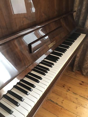 pianino akustik: PETROF pianino – akustik, upright model. - Korpus: parlaq qəhvəyi — 2