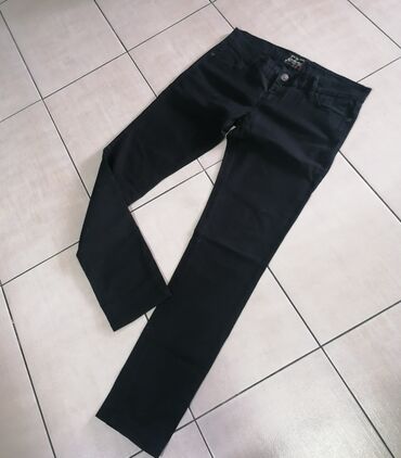 pantalone za starije zene: Crne farmerice
Vel 32
BUKVALNO nove