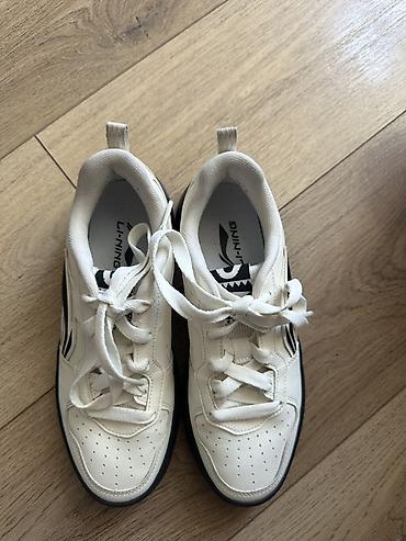 lining оригинал: Продаю уни Кроссовки Li-Ning, белые с чёрной подошвой и чёрными — 1