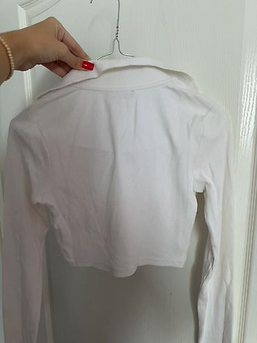 elixir parfem: ZARA ženska majica na kopčanje, cropped model - Boja: bela - Model — 3