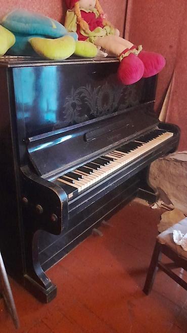 Upright pianino – klassik qara korpus, ön paneldə dekorativ naxışlar