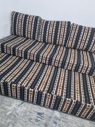 декоративные подушки на диван: Диван-кровать, цвет - Коричневый, Б/у