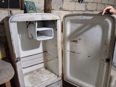 Mətbəx kombaynları və doğrayıcıları: Ağ rəngdə retro tipli soyuducu, mətbəxə vintage görünüş vermək üçün