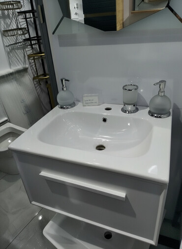 кафель для ванной: Ağ rəngli, keramika Çanaq və ağ dolabdan ibarət hamam mebeli dəsti