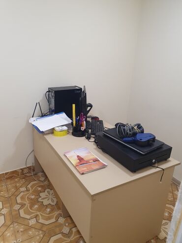 Mağazalar: 90kvlıq obyekt. Qeyri yaşayış çıxarışı var. Bütün kommunal sistemlə — 5