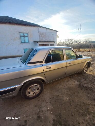 Avtomobil alışı: GAZ 31105 Volqa, gümüşü rəngdə, dördqapılı sedan modelidir. Avtomobil