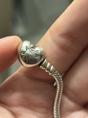 qadin pencekleri: Pandora gümüş qolbaq - Model: ikonik “snake chain” (ilan zənciri)