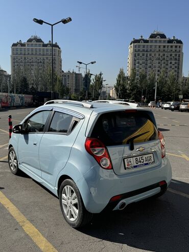 chevrolet kamaro: Chevrolet Spark: 2015 г., 0.1 л, Автомат, Бензин, Хэтчбэк