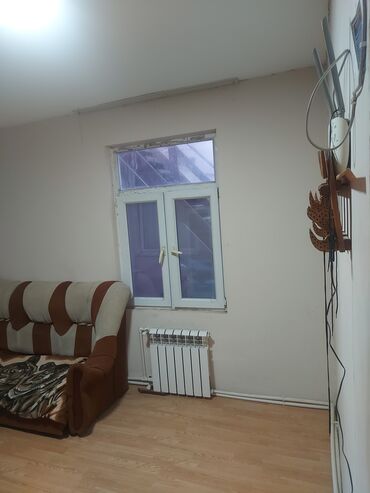 Otaqlar: 3 nəfər tələbəyə verilir. Kommunal ödənişlər qiymətə daxildir. Ünvan