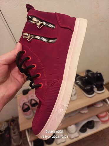 Ziyafət donları: Məhsul paketi: ayaqqabı və geyim 1) Qırmızı idman ayaqqabıları - — 5