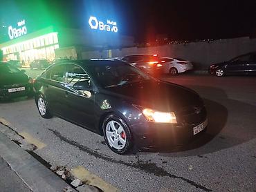Chevrolet Cruze sedan - Kuzov: 4 qapılı sedan, qara rəng - Mühərrik