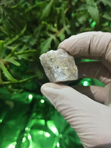 Qiymətli daşlar: Təbii mineral nümunəsi – şəffaf-boz kristallı quruluşlu və işıq — 2