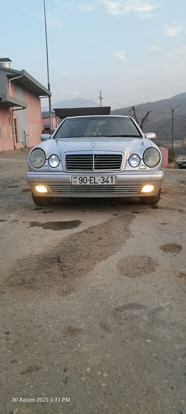 Mercedes-Benz: Mercedes-Benz E-Class (W210) sedan - Gümüş rəng, 4 qapı - Ön dəyirmi — 2
