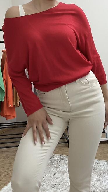 Блузки: - Универсальная база: сочетается с лонгсливами, свитерами и рубашками — 4