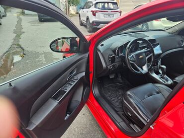 Chevrolet: Chevrolet Cruze LT sedan – parlaq qırmızı rəngdə, qara rəngli 17'' — 19