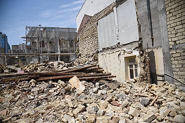 Tikinti materiallarinin evlere dasinmasi sokuntu isleri olsa elaqe
