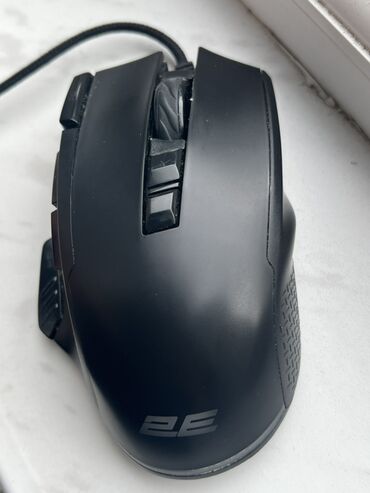 Mauslar: 2E Gaming MG330 Black simli oyun siçanı. Erqonomik dizaynı uzun oyun