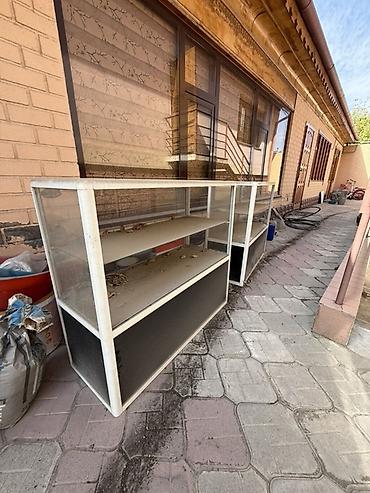 Торговое оборудование: Стеклянные торговые витрины (набор) Состав: - 2 горизонтальные — 2