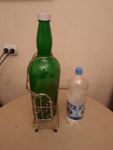 Ostalo posuđe: Velika flasa sa postoljem.
Oko 4,5 l — 10